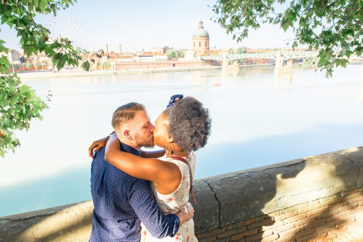 Séance photo couple sur les quais de la Garonne, Toulouse