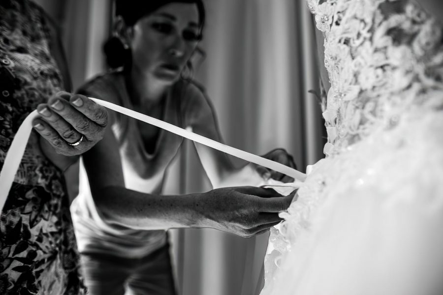 Details robes mariees photographe mariage Toulouse