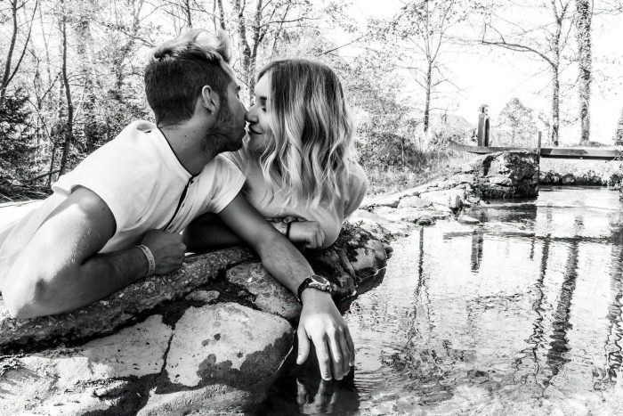 Shooting photo de couple en ariege au bortd de l'eau