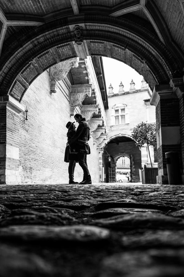 Séance photo couple à l’Hôtel d’Assézat, Toulouse