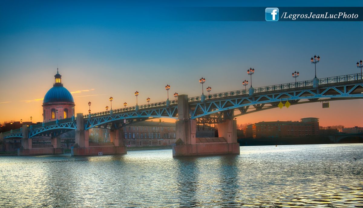 Coucher de soleil sur le pont Saint-Pierre et le dôme de la Grave, Toulouse