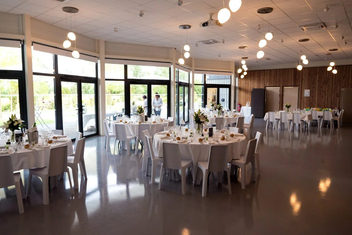 La salle de réception de l'Entretoise à Seysses dressée pour un mariage
