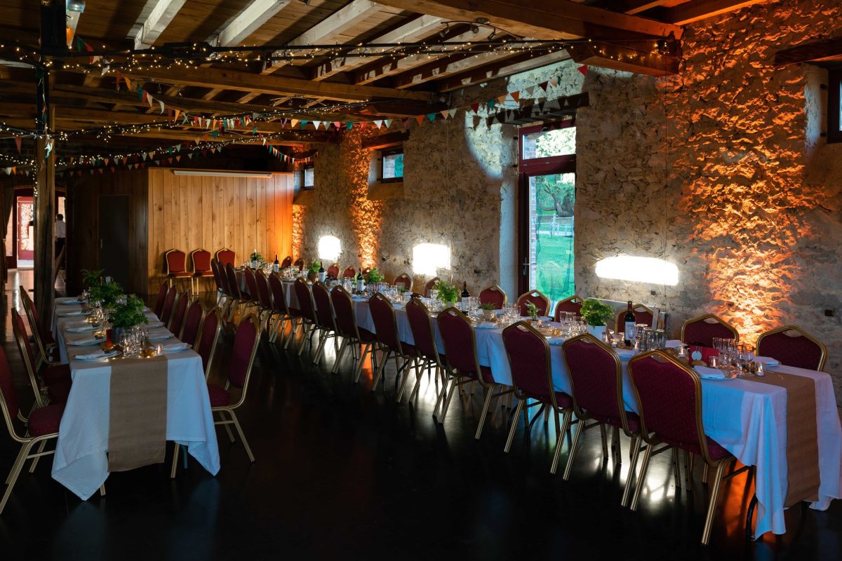 Salle de réception dressée pour un mariage à la Métairie du Château